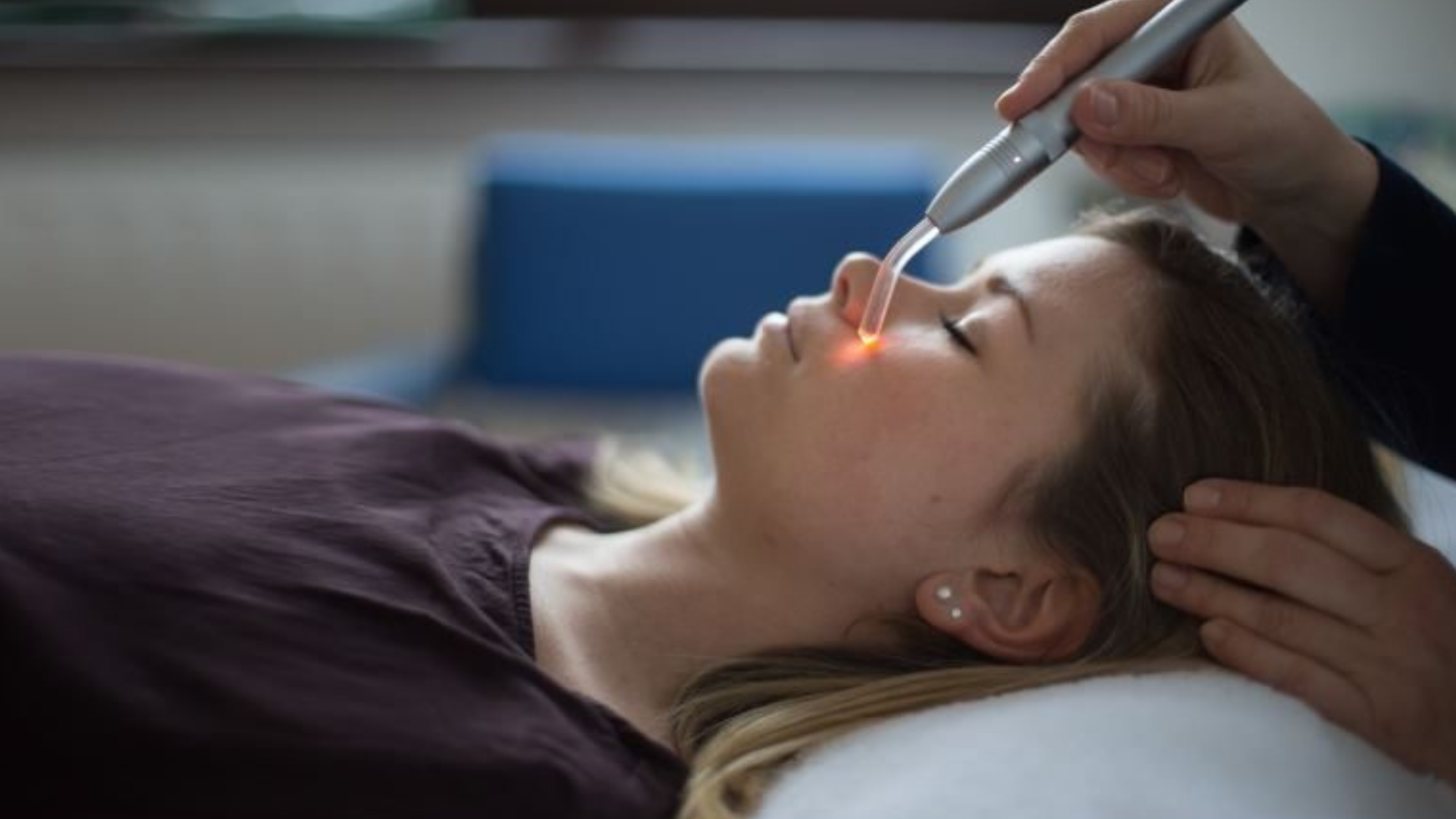 Mujer relajada recibiendo una sesión de colorpuntura, con luces de colores aplicadas en puntos específicos del cuerpo. | Micentrolasrozas.es