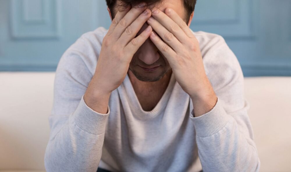 Hombre estresado, pasando por un bloqueo emocional sin ser capaz de comprender sus emociones. | bloqueo emocional