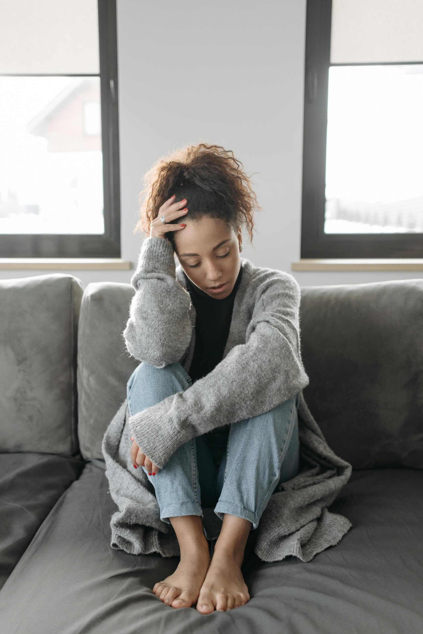 Mujer con malestar, dolor de cabeza | regular el sistema nervioso