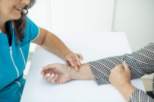 Profesional de Micentro en Las Rozas tomando el pulso a una paciente durante una consulta de evaluación inicial en el centro.